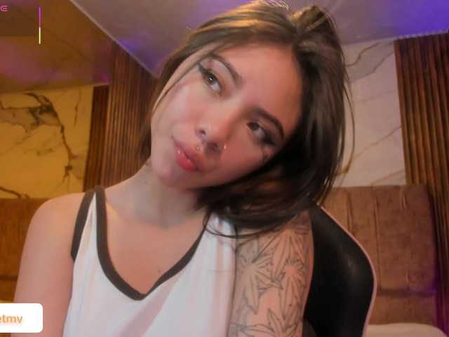 Roxanne-tay's BongaCams show and profile