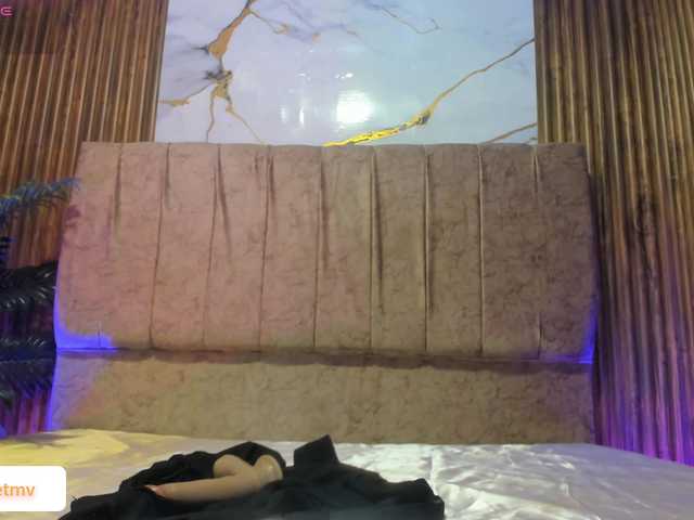 Roxanne-tay's BongaCams show and profile