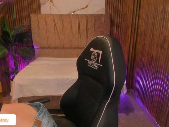 Roxanne-tay's BongaCams show and profile