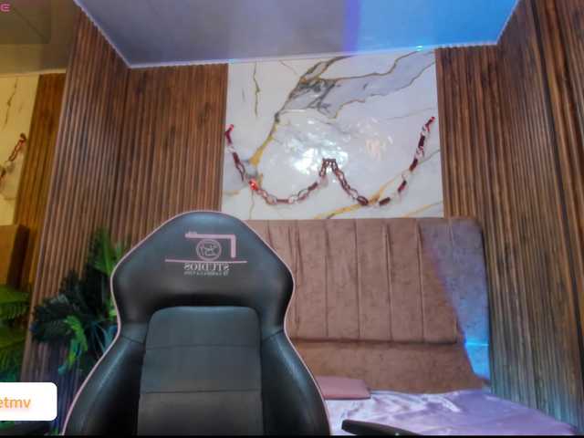 Roxanne-tay's BongaCams show and profile