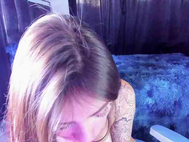 Roxanne-tay webcam