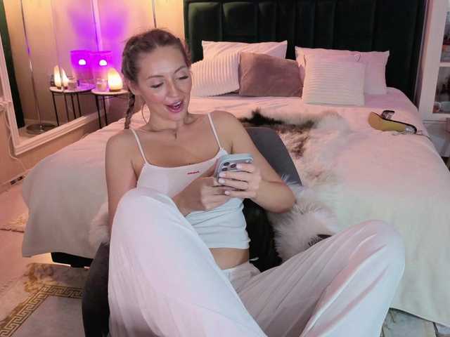 Joanneshyshy's BongaCams show and profile