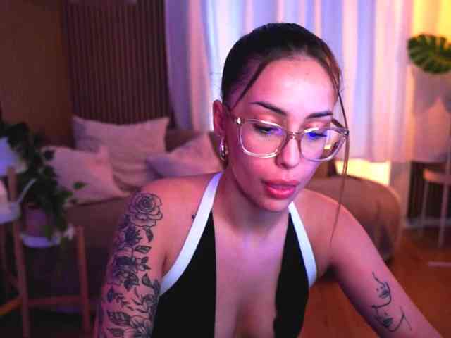 Naomiii18 webcam