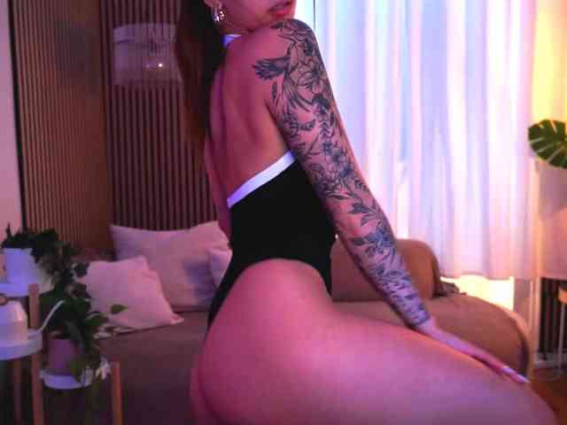 Naomiii18 webcam