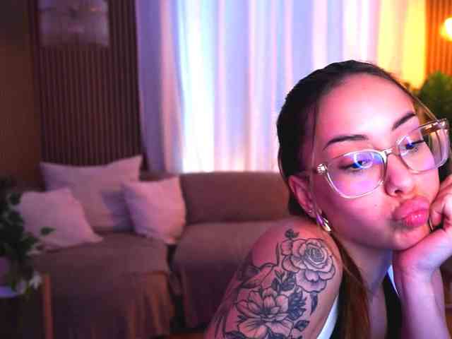 Naomiii18 webcam