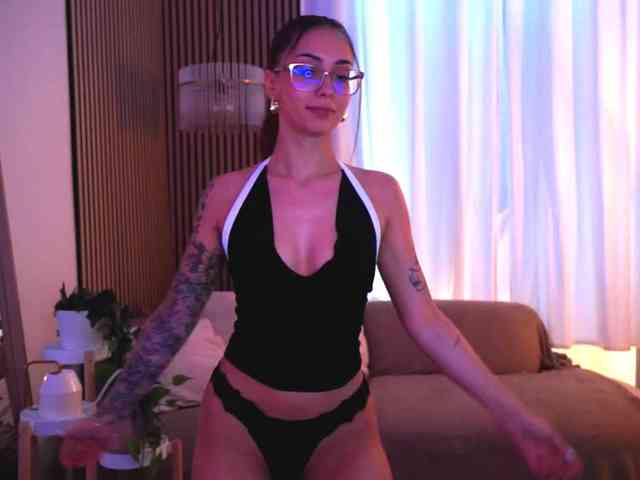 Naomiii18 webcam