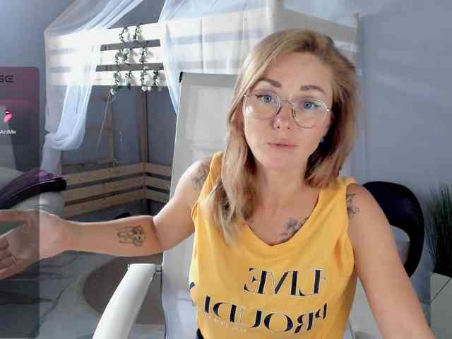 FreyaFindomFitGoddess webcam