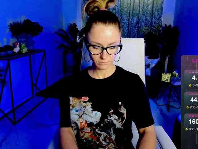 FreyaFindomFitGoddess webcam