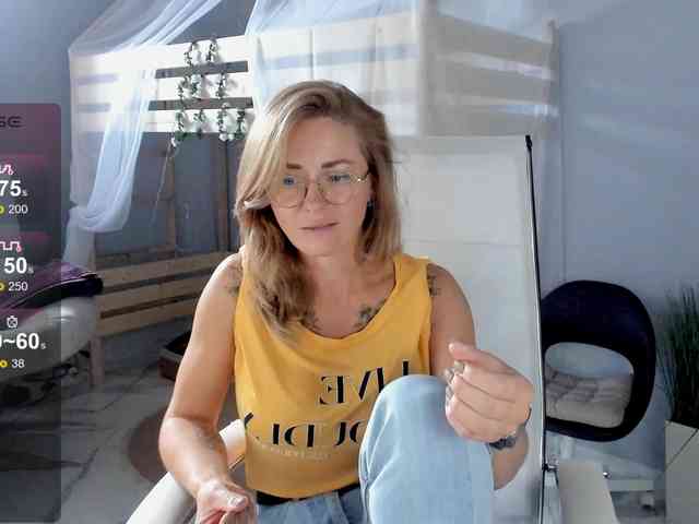 FreyaFindomFitGoddess webcam