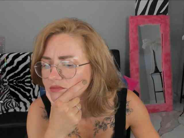 FreyaFindomFitGoddess webcam