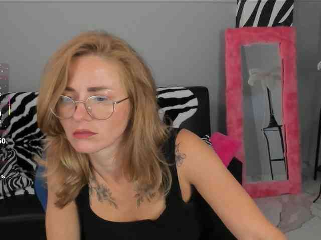 FreyaFindomFitGoddess webcam