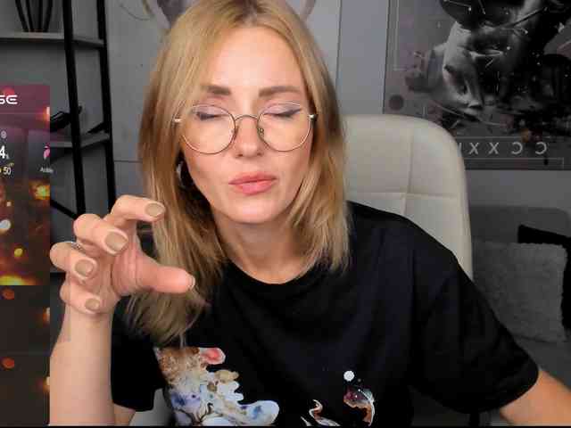 FreyaFindomFitGoddess webcam