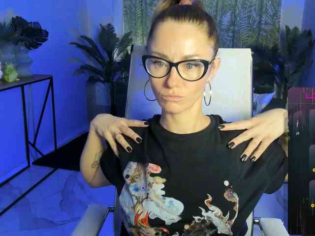 FreyaFindomFitGoddess webcam