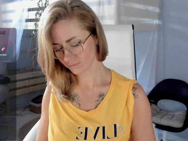 FreyaFindomFitGoddess webcam