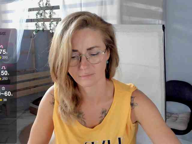 FreyaFindomFitGoddess webcam