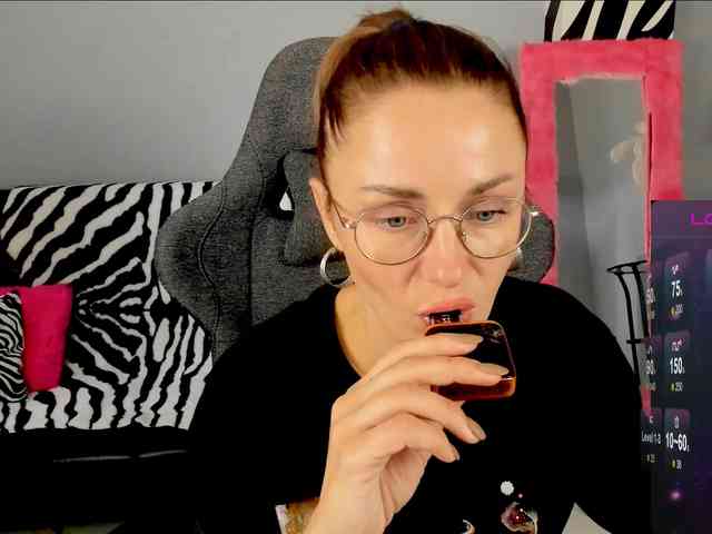 FreyaFindomFitGoddess webcam