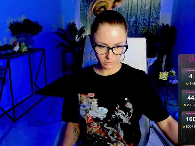 FreyaFindomFitGoddess webcam
