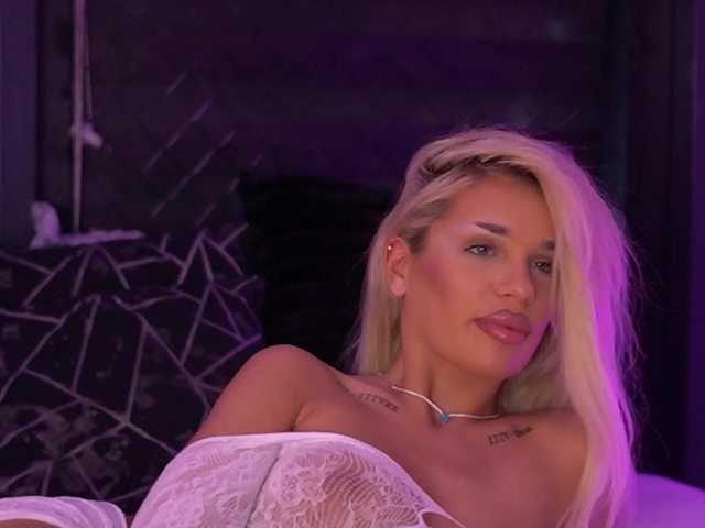 IvyRowa's BongaCams show and profile