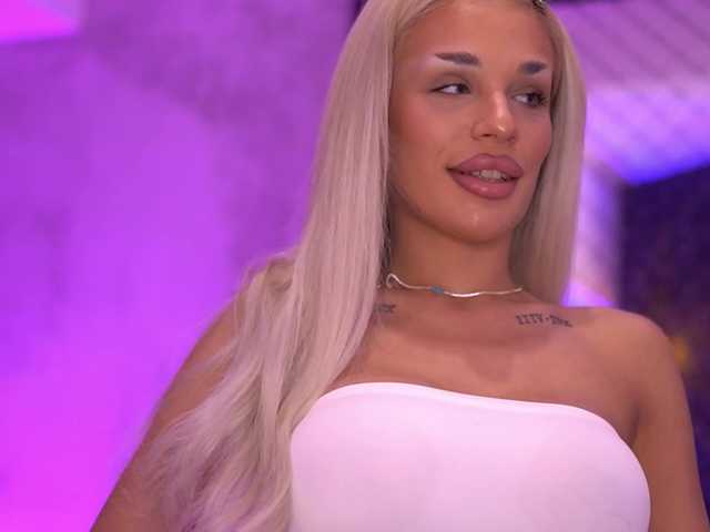 IvyRowa's BongaCams show and profile