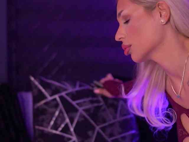 IvyRowa Live Webcam on BongaCams
