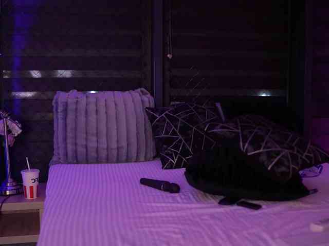 IvyRowa Live Webcam on BongaCams