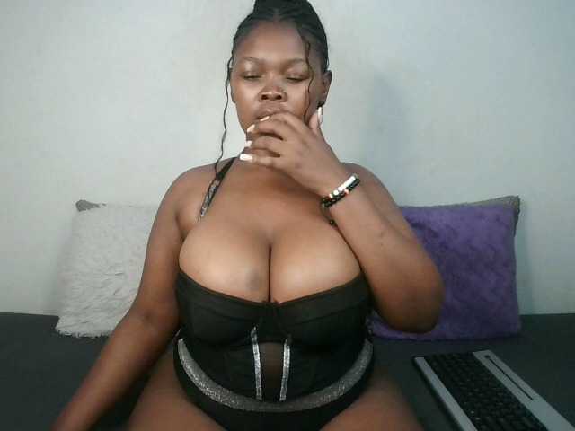 Discover Thickqueenxxx, she wants to masturbate for you Thickqueenxxx from BongaCams