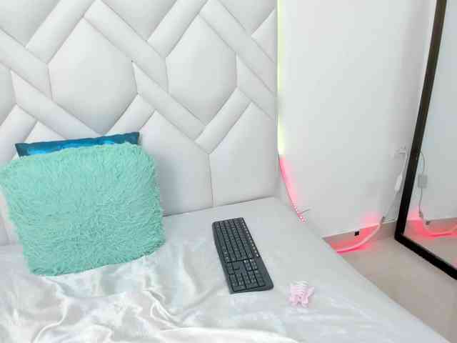 Analiaa18 webcam