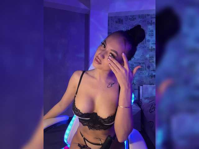 Karamelikaa's BongaCams show and profile