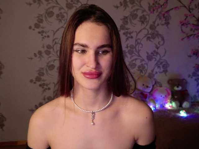 FridaCure's BongaCams show and profile