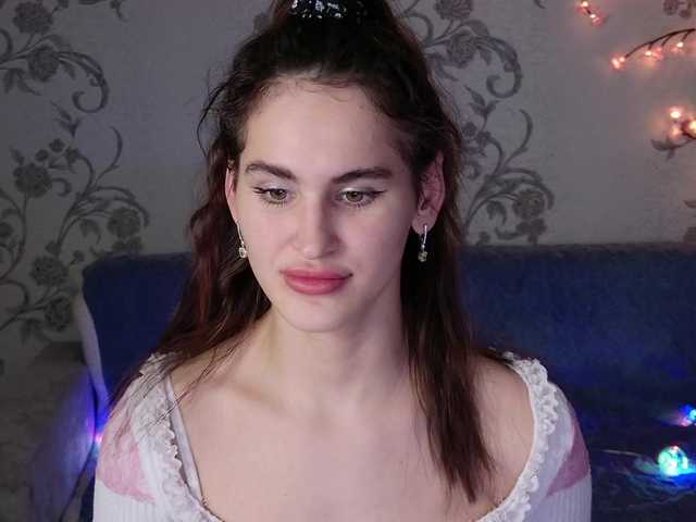 FridaCure's BongaCams show and profile