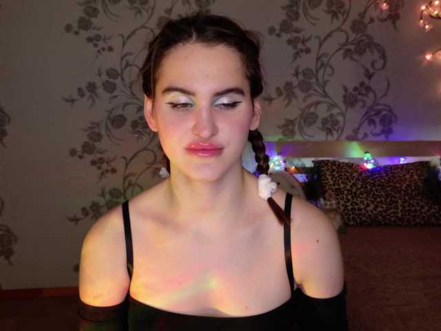 FridaCure's BongaCams show and profile