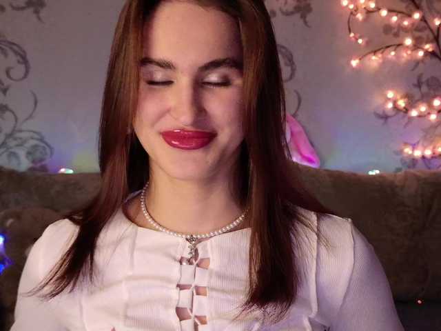 FridaCure's BongaCams show and profile