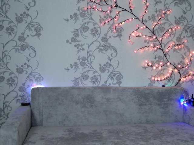 FridaCure's BongaCams show and profile