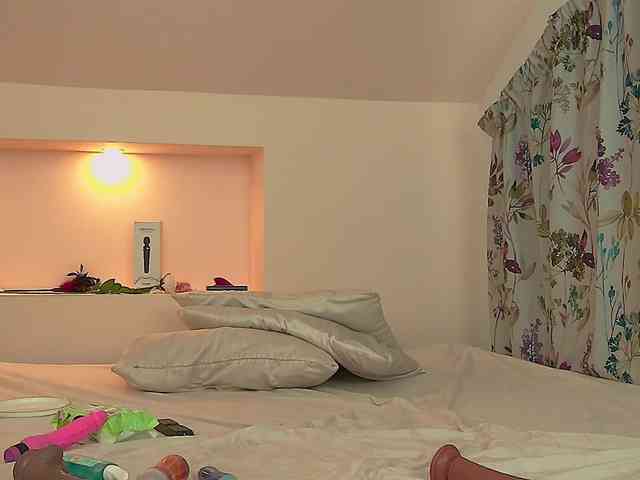 KeiraDark webcam