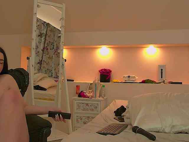 KeiraDark webcam