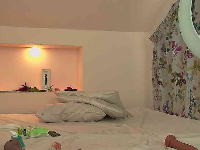 KeiraDark webcam
