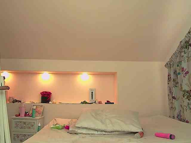 KeiraDark webcam