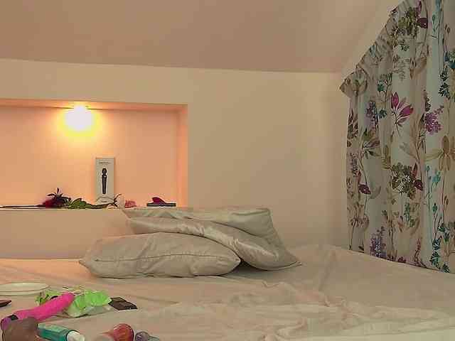 KeiraDark webcam