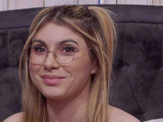 SweetAnisia's BongaCams show and profile