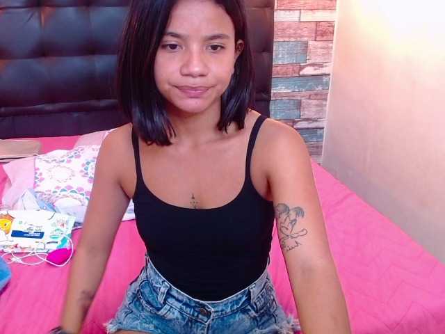 le modèle AngelicaBlue est en webcam porno dans un show sur le site bongacams, il possède les tags suivants: Latino/Hispanic,Brunette,Shaved