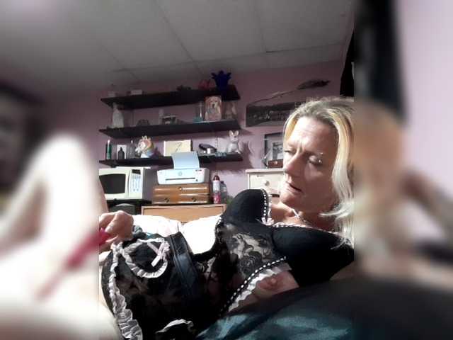 Babyjk1283's BongaCams show and profile