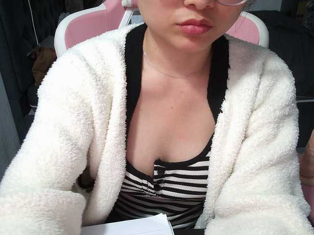 Julia98's BongaCams show and profile