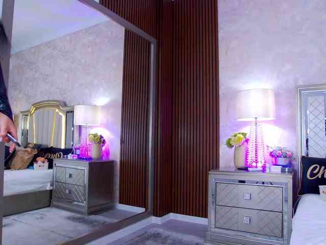 Issadorra Live Webcam on BongaCams