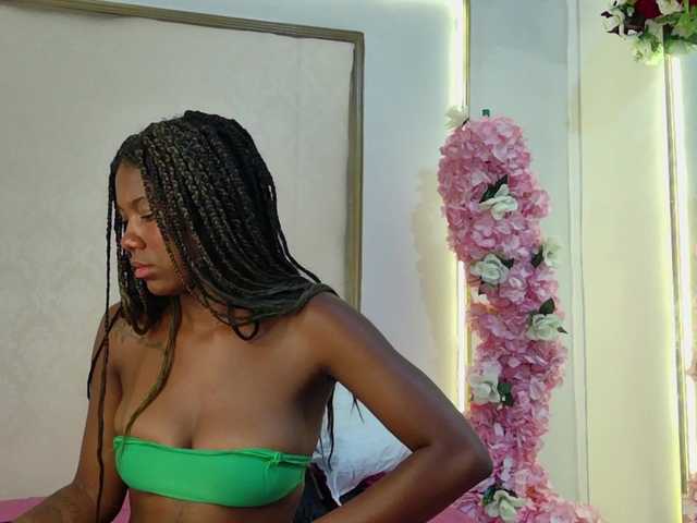 le modèle Roxxana-queen est en webcam porno dans un show sur le site bongacams, il possède les tags suivants: Ebony,Brunette,Trimmed