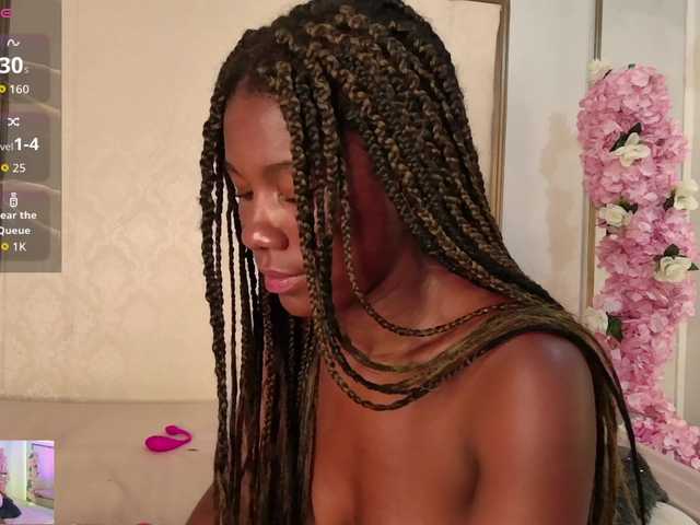 Roxxana-queen's BongaCams show and profile