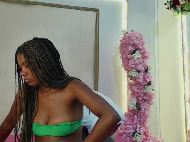 Roxxana-queen live cam profile