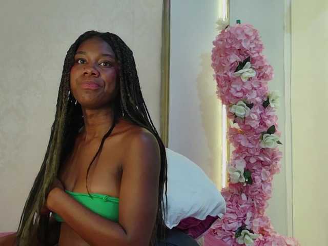 le modèle Roxxana-queen est en webcam porno dans un show sur le site bongacams, il possède les tags suivants: Ebony,Brunette,Trimmed