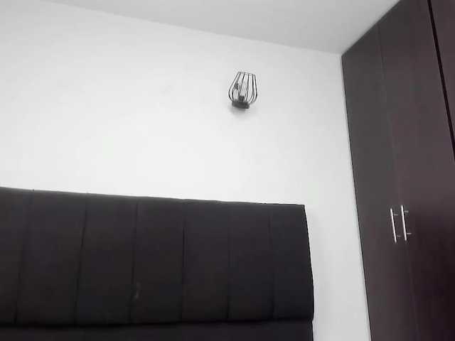 louise-Mikk's BongaCams show and profile