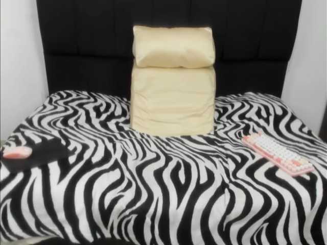 louise-Mikk's BongaCams show and profile