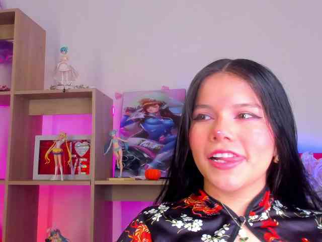 Mia_Moralez webcam